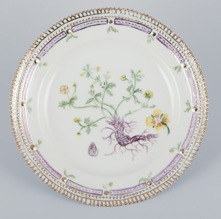 Royal Copenhagen Flora Danica. Lunch plate in hand-painted porcelain.