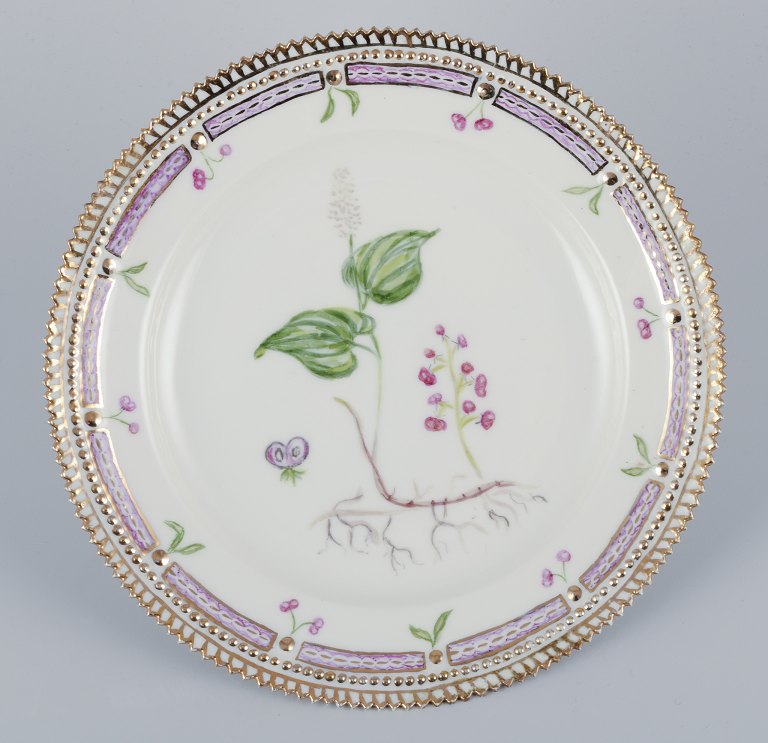 Royal Copenhagen Flora Danica. Lunch plate in hand-painted porcelain.