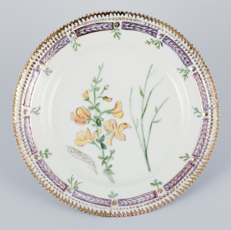 Royal Copenhagen Flora Danica. Lunch plate in hand-painted porcelain.