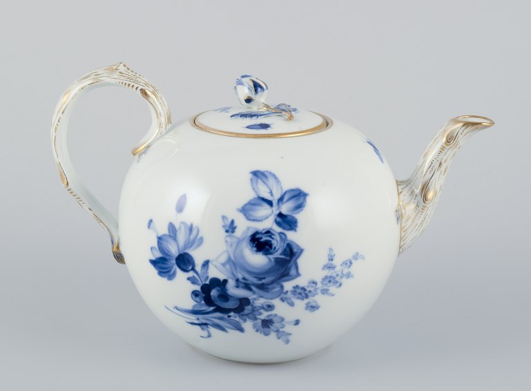 Meissen, Germany.
Teapot in porcelain. Hand-painted with motif of flowers.