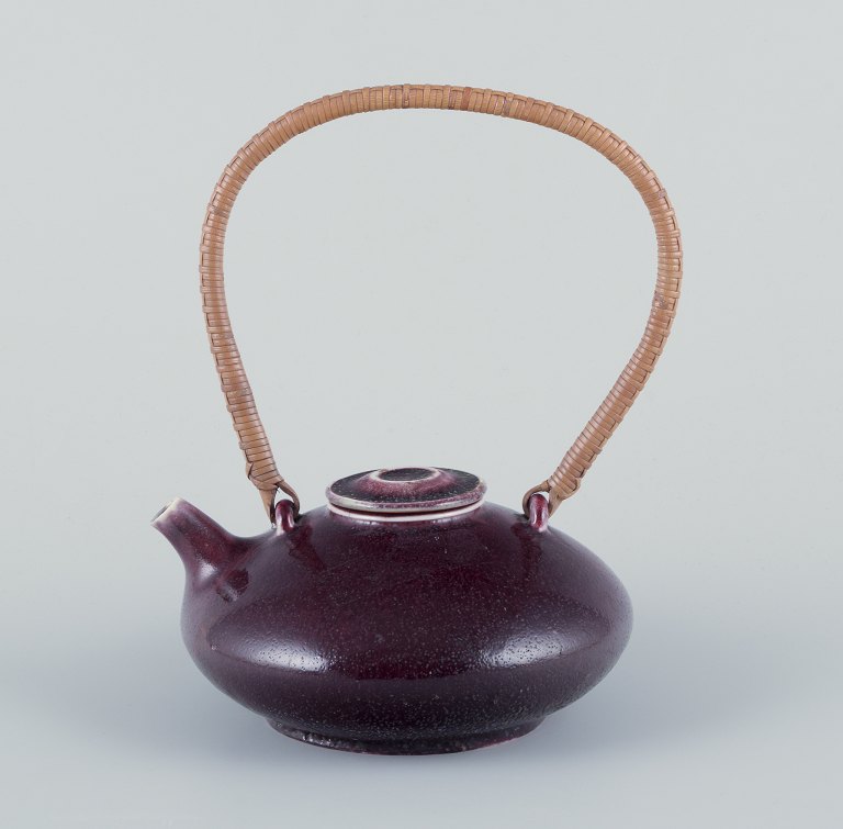 Gudrun Meedom for Bing and Grondahl.
Stoneware teapot decorated with oxblood glaze.