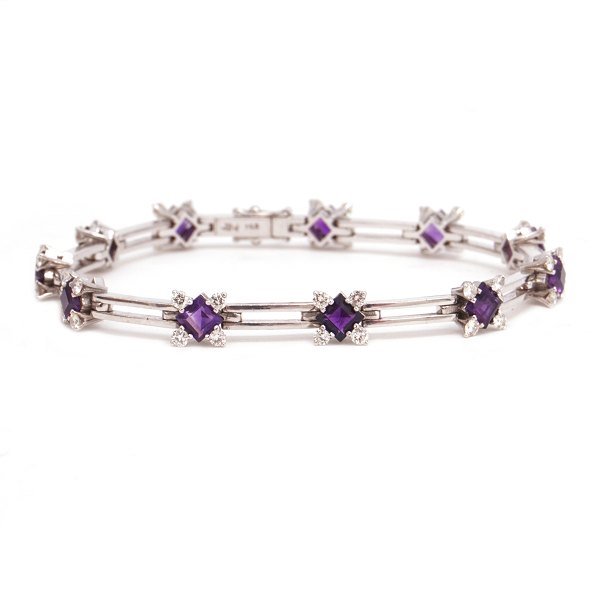 18kt Weissgold Armband mit 11 Amethysten flankiert ovn 44 Diamanten von ca. 
0,03ct je. L: 18,5cm