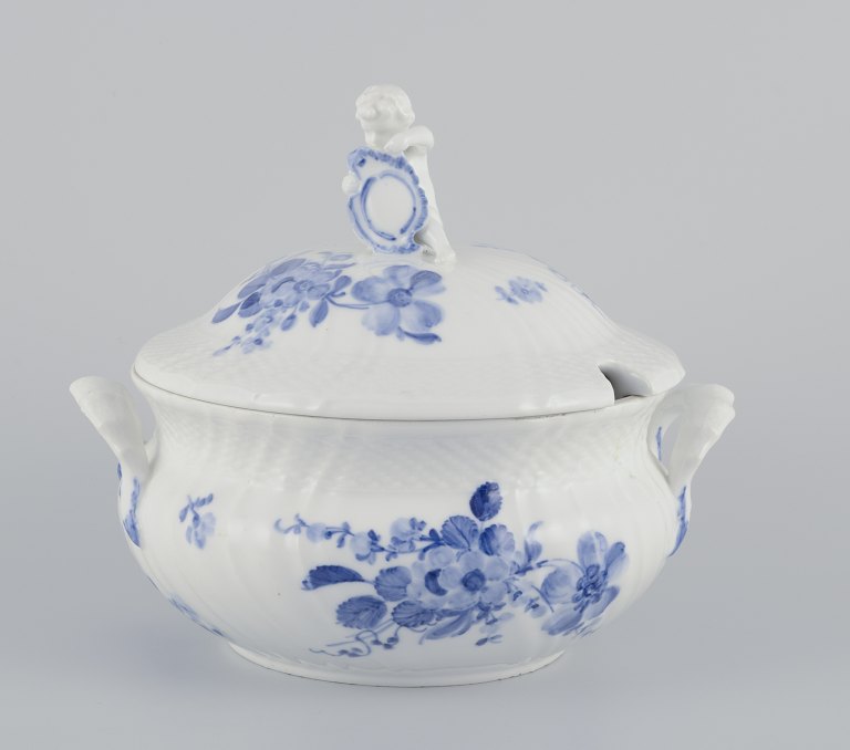 Royal Copenhagen Blue Flower Curved.
Round lidded porcelain terrine.