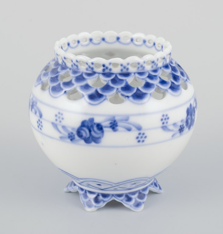 Royal Copenhagen Blue Fluted Full Lace.
Round porcelain vase with pierced rim.