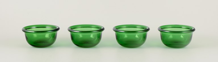 Kaj Franck for Nuutajärvi glasværk , finsk glaskunstner.Et sæt på fire ”Luna” skylleskåle i grønt kunstglas.