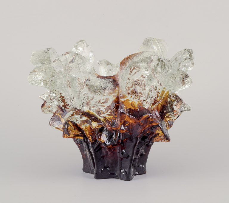 Pertti Santalahti (born 1941) for Humppila, Finland.
Large bowl in art glass.
Clear and brown glass.