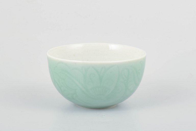 Nils Thorsson, Royal Copenhagen
Small bowl in celadon glaze with relief decoration of stylised leaves.