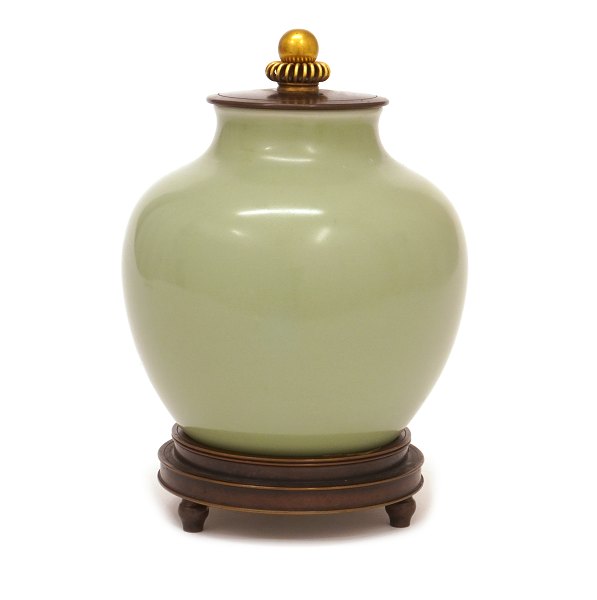 Lidded stoneware vase made by Royal Copenhagen 1935. Bronzelid and -base by Knud 
Andersen. H: 17,5cm
