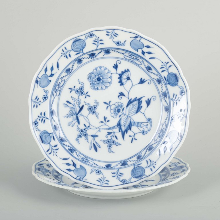 Meissen, Blue Onion
2 lunch plates, early 20th century.