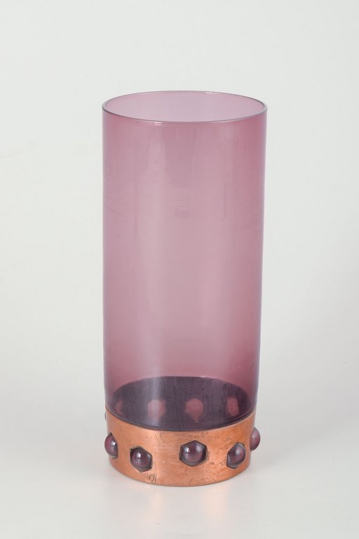 Nanny Still for Raak
Vase in purple glass and copper. Mid-20th century.