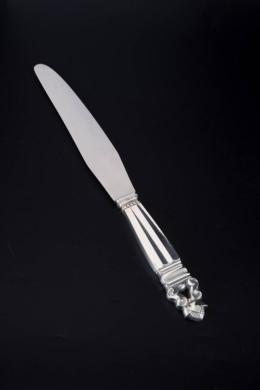 Georg Jensen
Long dinner knife, “Acorn / Konge”.
Sterling silver and stainless steel, after 1944.