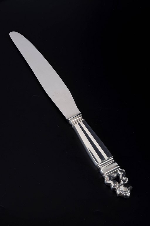 Georg Jensen
Long dinner knife, “Acorn / Konge”.
Sterling silver and stainless steel, after 1944.