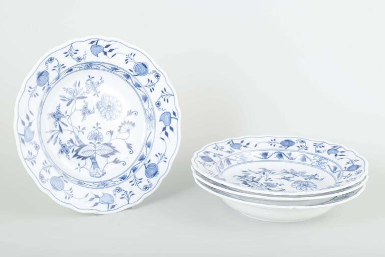 Meissen
4 soup plates, “Blue Onion” pattern.