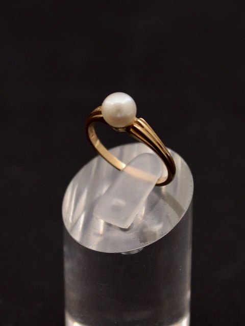 14 carat gold ring with genuine pearl