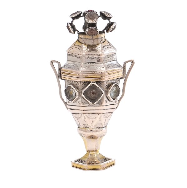 Danish silver vinaigrette by Hans Jürgen Mathiesen, Sønderborg, 1808-23. H: 
11,5cm