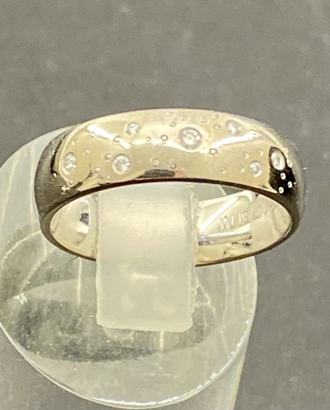 14 carat white gold ring with 7 diamonds