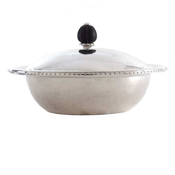 Georg Jensen Sterlingsilver lidded bowl 290. Georg Jensen 1915-30. H: 13cm. D: 
23cm