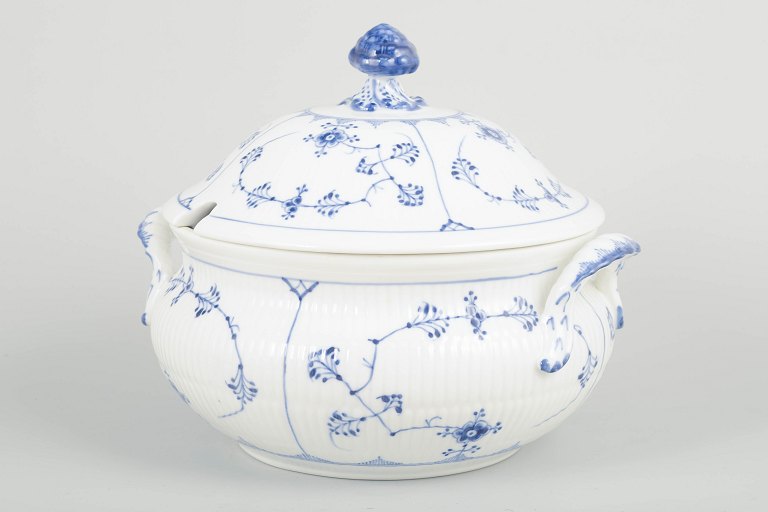 Royal CopenhagenBlue Fluted Plain, model 1/223.Large soup tureen, 1920s.