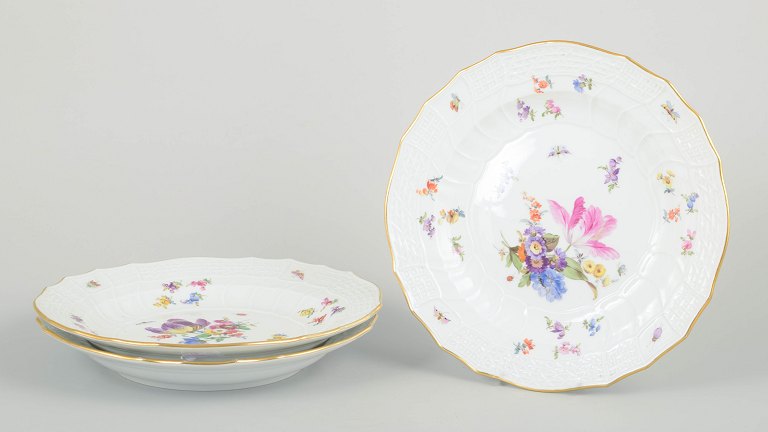 MeissenSet of three dinner plates, early 20th century.