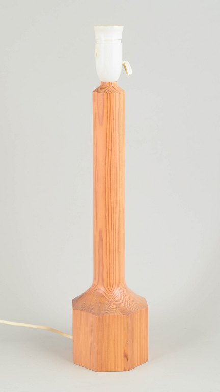 Scandinavian table lamp in solid Oregon pine, 1970s.