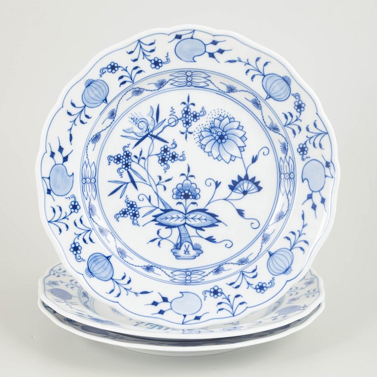 Meissen, Blue Onion, set of 3 dinner plates.