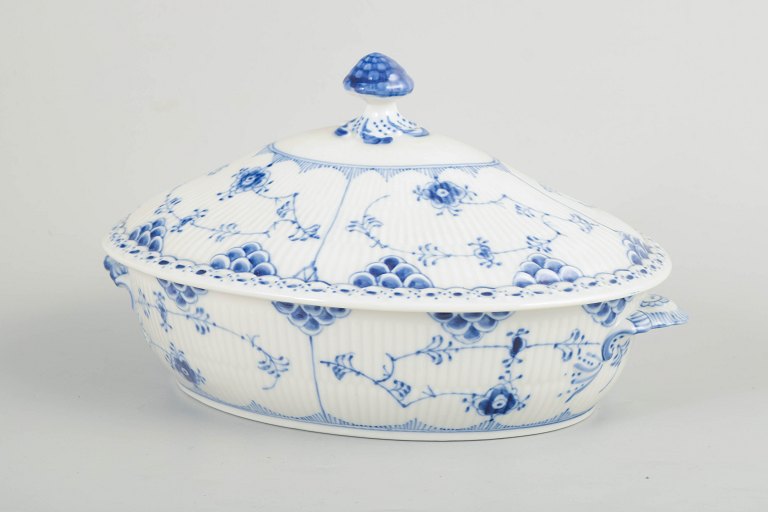 Royal Copenhagen Blue Fluted Half Lace, lidded tureen.