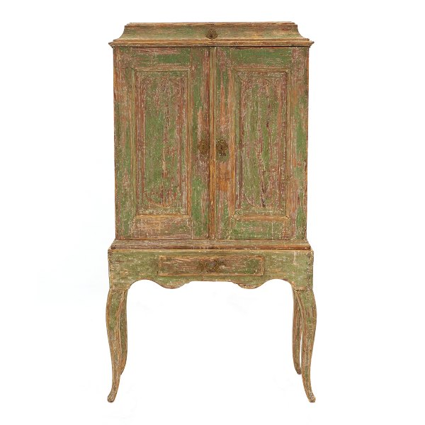 Swedish mid 18th century Rococo cabinet. Sweden circa 1760. H: 164cm. W: 91cm. D: 39cm