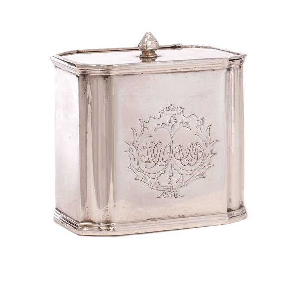 Regence silver tea caddy by Johan Mehl, Viborg, Denmark, 1725-65. H: 8cm. W: 7,7cm