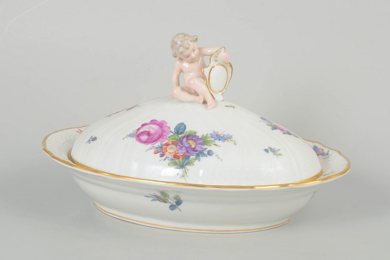 Royal Copenhagen Saxon flower, large lidded bowl.