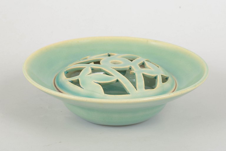 Chinese bouquetière.