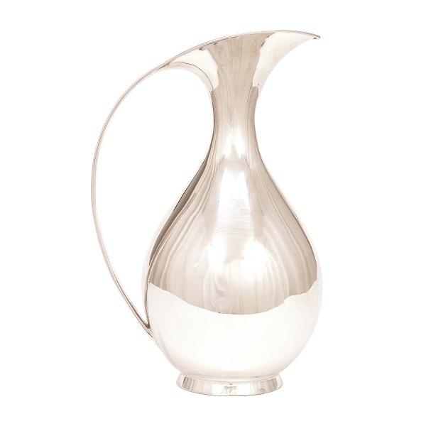 1L sterlingsilver pitcher by Kay Fisker, Denmark, 1979. Manufactured by Michelsen, Copenhagen. H: 24,5cm. W: 701gr