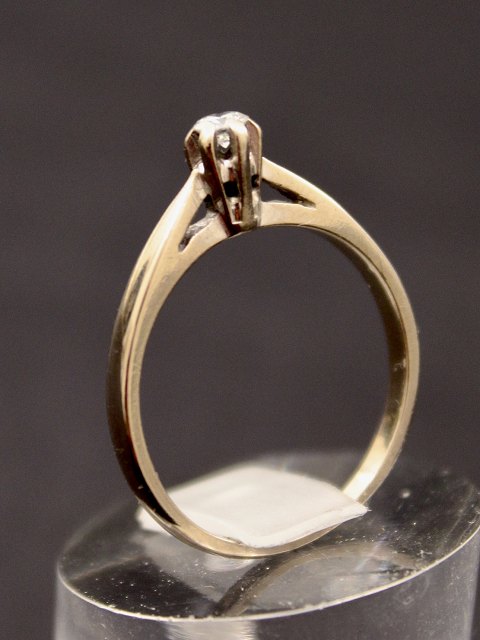 14 karat white gold ring with diamond